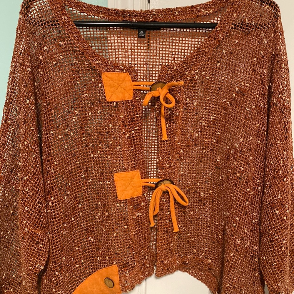 NWOT MESH KNITTED TOP. DRAWSTRING SIDES 2 MIDDLE TIES SO UNIQUE!!!